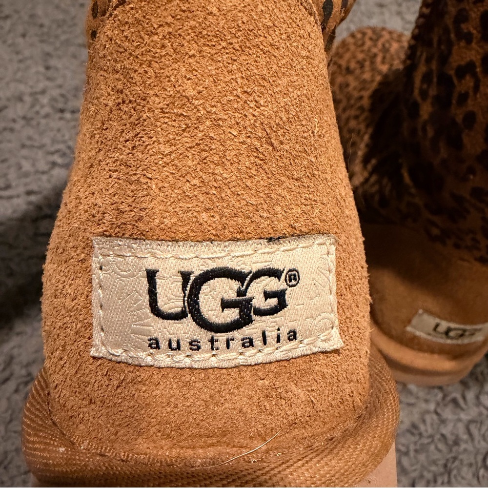 UGG Y2K Style Brown Leopard Print Boots with Faux Fur - Picture 5 of 8
